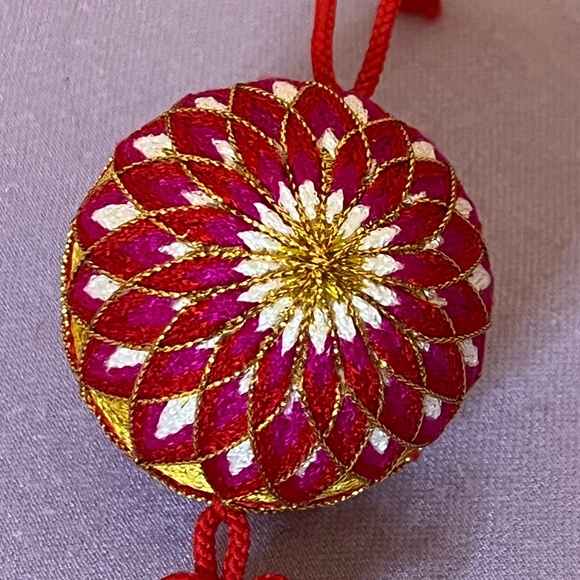 Beautiful Japanese TEMARI ball handmade by artisans Set of 2. - Picture 3 of 9